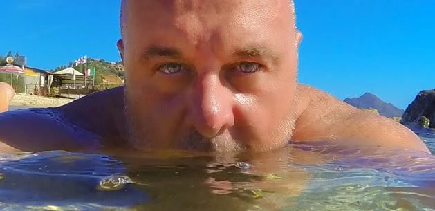Christian Camana a Costa Rei, in mare, durante una fotografia realizzata sul posto.
