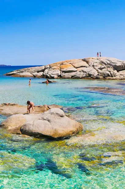 Costa rocciosa e acqua limpida a Costa Rei.