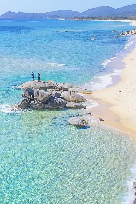 La spiaggia e il mare di Costa Rei osservati dall’alto.